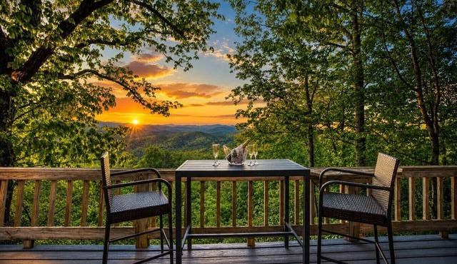 Cloud 9 `Spectacular Mountain View` Hot Tub|PETS OK in Cleveland