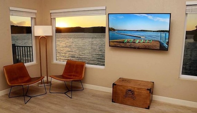 Convenient Location! Onsite Pool, Free Parking, Near Jolly Mon Indoor Water Park in Osage Beach