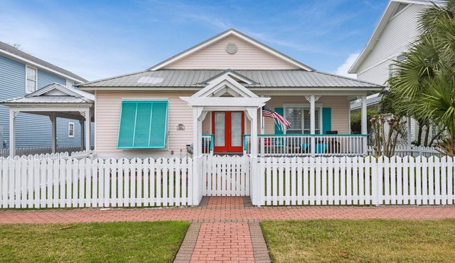 Cottage Near Pool, Walk to Beach, Cafe, and Shopping in Destin