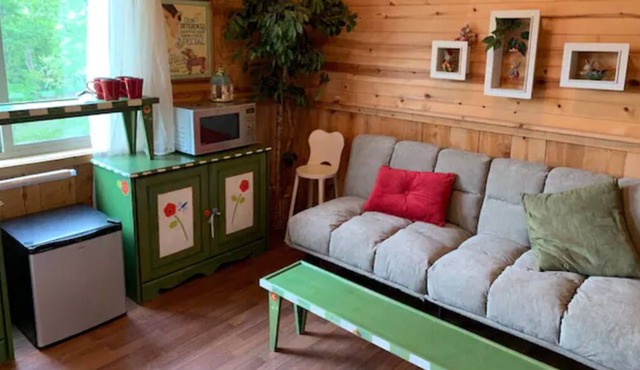 Country Cuteness is a suite with Meramec river access to swim, fish or float. in Cuba