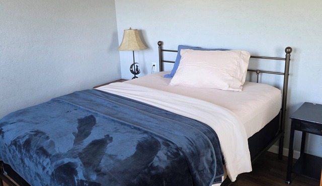 Cozy 1-bedroom cabin in beautiful Kelso with AC in Kelso
