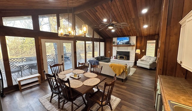 Cozy Cottage at Serenity Woods for up to 18 guests. Only 5 mins from the lake! in Mead
