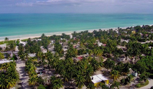 Cozy fully equipped house just one block away from a pristine beach!