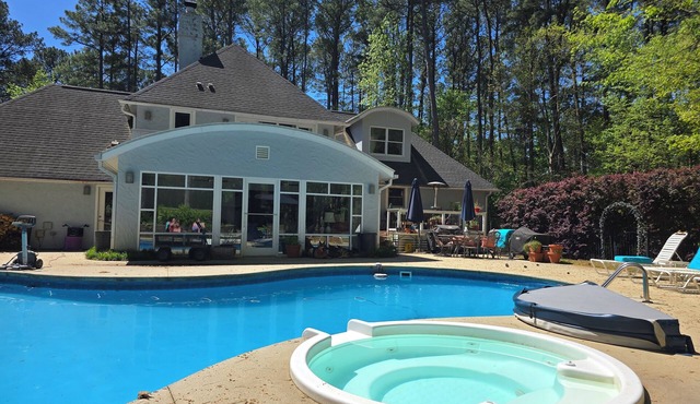 Cozy N. Raleigh Apt. with Pool and Hot Tub. Pets welcome BBQ Grill, TV & movies in Raleigh