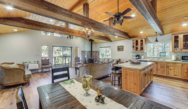 Cozy Pine Mountain Club Cabin w/Large Deck in Pine Mountain Club