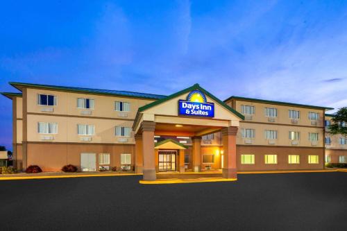 Days Inn & Suites by Wyndham Morris I-80 in Morris