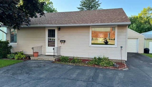 Dixon hideaway. 2BR comfy house with fenced yard in Dixon