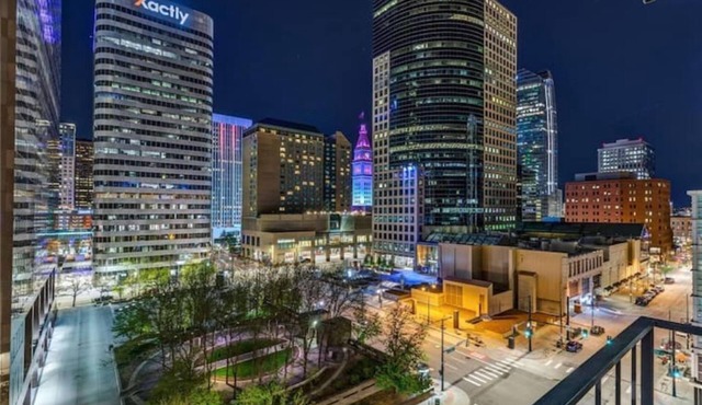 Downtown Larimer Square with free parking and amenities! in Denver