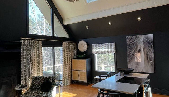 Dragonfly Cottage -Luxurious Mountain View A-Frame -quiet street close to town. in Manchester