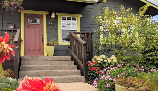 Dragonfly House-One Bedroom Craftsman in Trendy Kenton in Portland