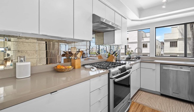 Elegance and Beach Life. Steps to the sand! in Marina Del Rey