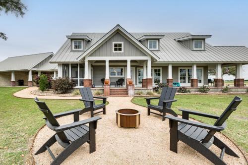 Elevated Farmhouse Getaway in Thorndale in Thorndale