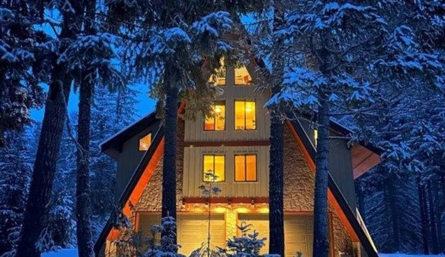 Enchanted River A-Frame, a secluded retreat with game room, hot tub & yard games in Easton