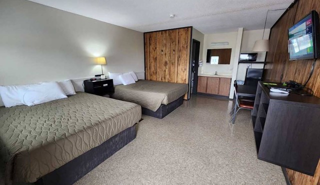 Enjoy Room w/Access to Refreshing Pool, Golf Cart Rentals & Outdoor Fun in Warsaw