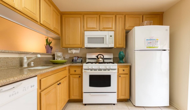 Ensuring a Very Comfortable with a 2 Bedroom Condo! Kitchen, Free Parking! in Oxnard