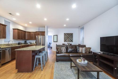 ENTIRE BUILDING-Walk to Lincoln Park or The Beach in Chicago