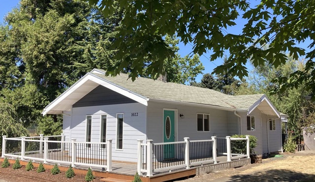 Entire Home & Fenced Yard For Family & Pets in Independence
