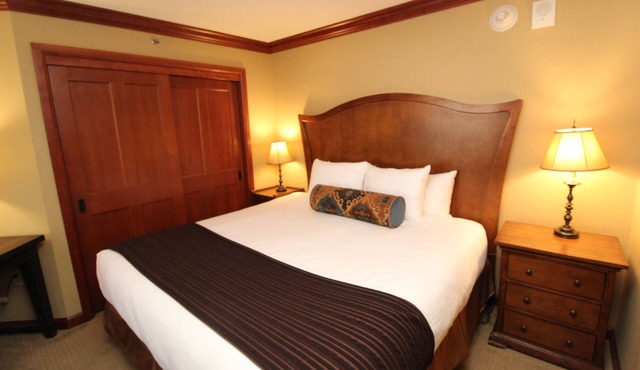 EV 555: 1 BR Fireplace Suite - Ski in/out, Golf, Hike, Swim in Olympic Valley