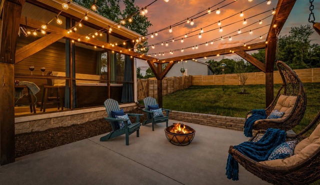 Extraordinary for Two | Stroll to Main St, Spa Shower, Soaking Tub, Hot Tub in Mount Airy