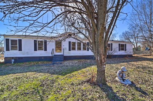 Family-Friendly Bernice Home: 2 Mi to Lake & Park! in Bernice