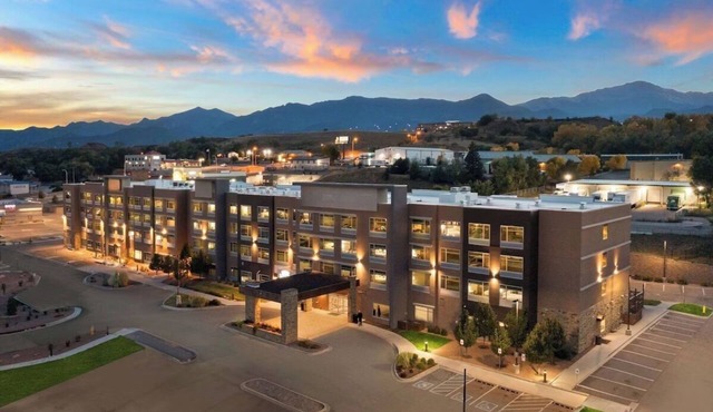 Fillmore District Queen Std Breakfast, Pool & Gym in Colorado Springs