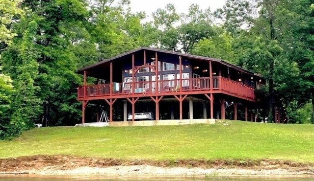 "Firefly on the Current" Gorgeous Riverfront Modern Cabin on Current River in Doniphan
