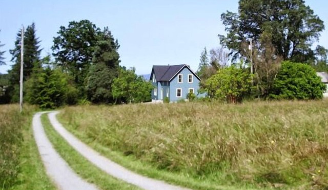 Get away from crowds! Enjoy peace, quiet, firepit, acreage and neat farmhouse. in Stanwood