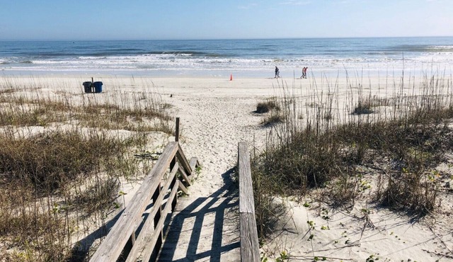 GOIN COASTAL Beach House, 3/2, Sleeps 10, 3 min Walk To The Beach in St. Augustine