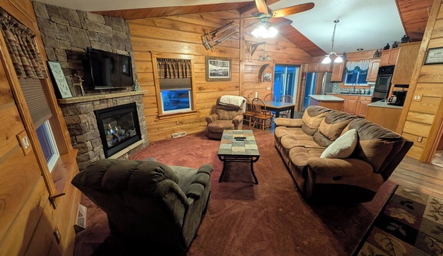 Golf, Relax, Repeat – Cabin Close to the Golf Course & Downtown EVL in Great Valley