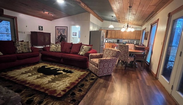 Gorgeous 2-bedroom cabin located in rural NE Arknasas perfect for getaways. in Paragould