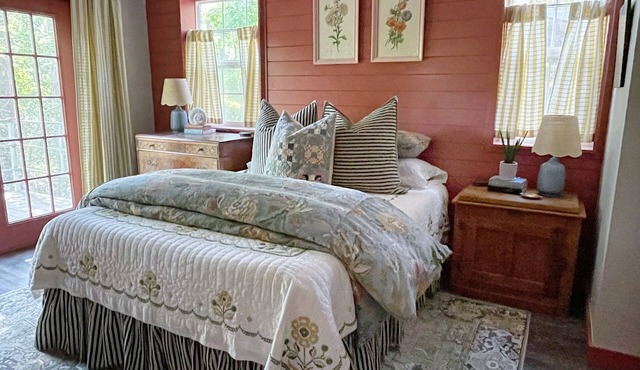 Granny-Chic cabin with a pond on Petit Jean Mountain in Morrilton