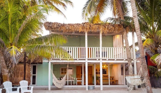 Guesthouse & Yoga Studio beachfront home: El Cuyo