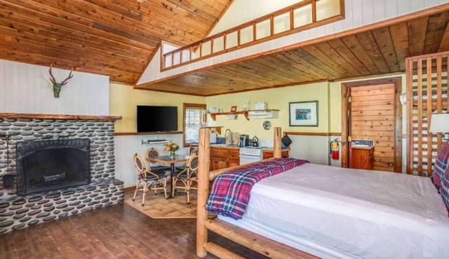 Hearthstone Inn - Lewis Queen Room at Cannon Beach Hotel Collection! Kitchen in Cannon Beach