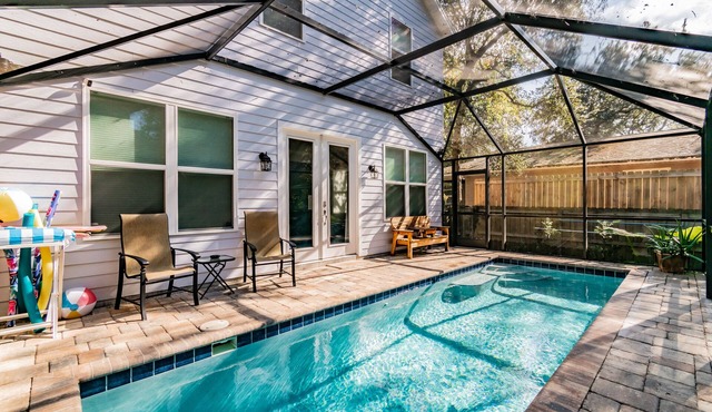Heated POOL, Walk DT, Food, mins to beach, foosball/games, private yard pets👍 in St. Augustine