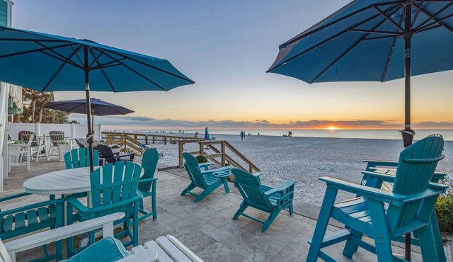 High-end Beach heaven, Sleeps 10, 3 private decks in Indian Rocks Beach