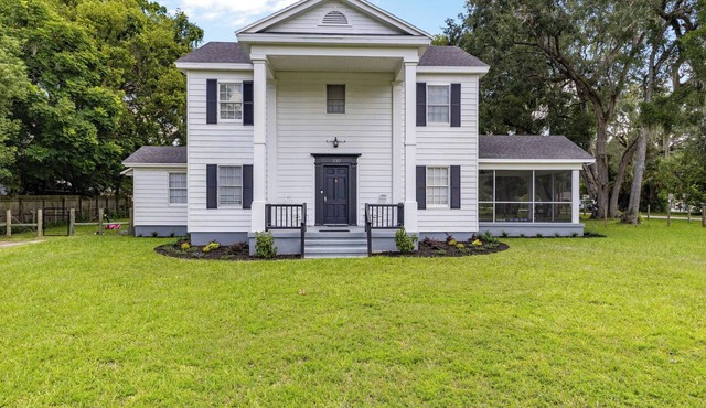 Historic 1935 Charmin Retreat 4BR Near Devil’s Den and Cedar Lake in Williston