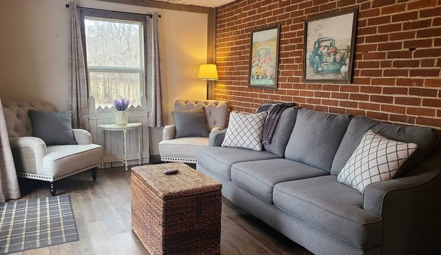Historic 4 bedroom Farmhouse in the heart of Rosebud! in Rosebud