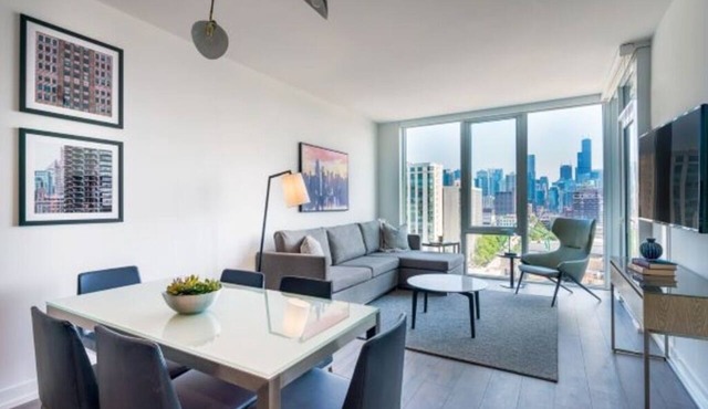 Historic Charm & Modern Luxury in Chicago’s Iconic Old Town - Stay Level! in Chicago