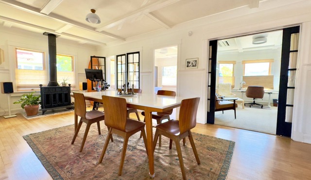 Historic & sunny beachside 2br with modern comforts in Marina del Rey
