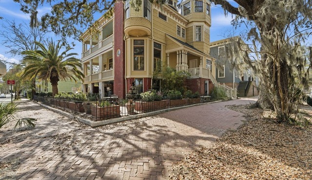 Historic Victorian Mansion, many original features, great walkable area in Savannah