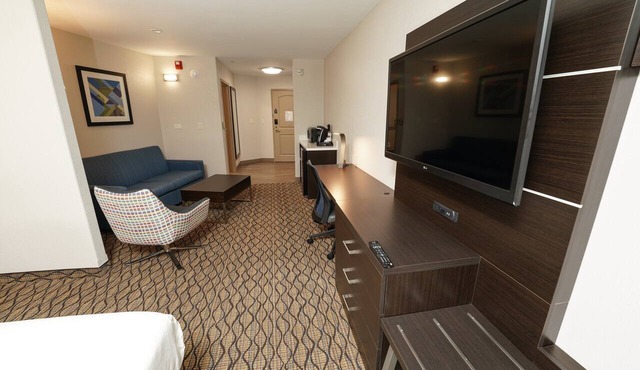 Holiday Inn Express and Suites Springfield Medical District by IHG in Springfield