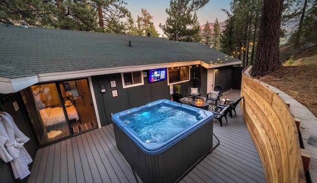 Hot tub, fire pit, 6 min to beach & ski, sleeps 6 in Stateline