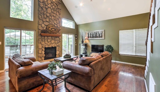 Hot Tub & Wooded Views: Lakefront Blue Eye Cottage in Blue Eye
