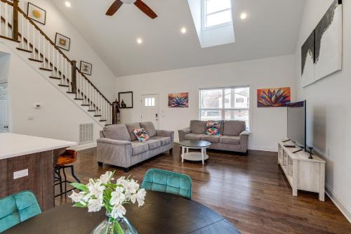 Hot Tub & Yard: 'Temptation Stays' Home in Roanoke in Cave Spring