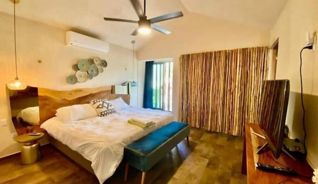 Hotel downtown Cancun, great location! Private room.