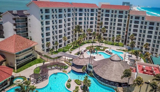 Hotel Emporio Cancún a pie de Playa en la Zona Hotelera del Caribe Mexicano