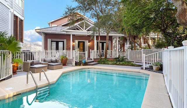 Islamorada - Large Heated Private Pool! Short Stroll to Beach! Lake View! in Destin