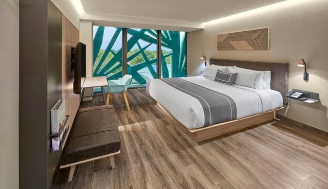 King Room w/Breakfast | Pool Near Paseo Montejo