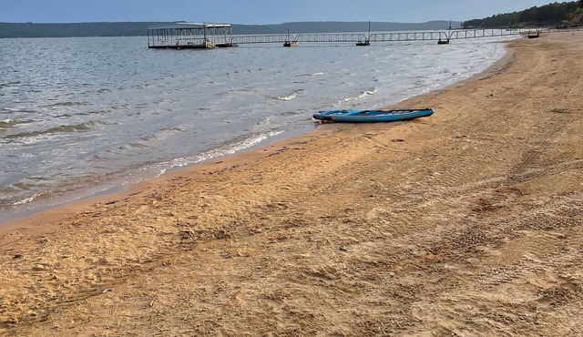 Lake Eufaula, OK Lakefront house on the beach. Sleeps 8, 3 bedroom, 2 bath in Checotah