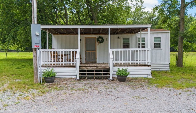 Lakefront Tiny Farm House, with pool, on quiet Lake Hudson in Adair